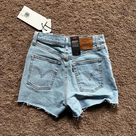NWT Levi’s Stretch Ribcage Super High Rise Denim Shorts - Picture 2 of 3